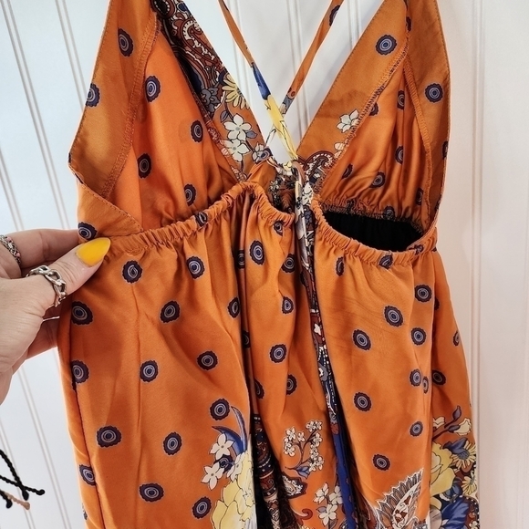 KLd-Signature backless w/thin criss cross straps on back. Deep v-neck Vibrant - Picture 2 of 14